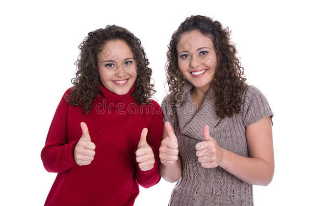 快乐的双胞胎女孩在白色背景上做拇指向上的手势。