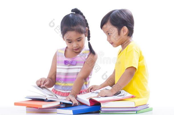 男孩和女孩在看书