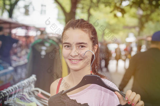 跳蚤市场上的女人拿着衣架