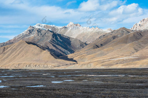 美丽的<strong>藏族</strong>景观有冰冻的湖泊，雪山