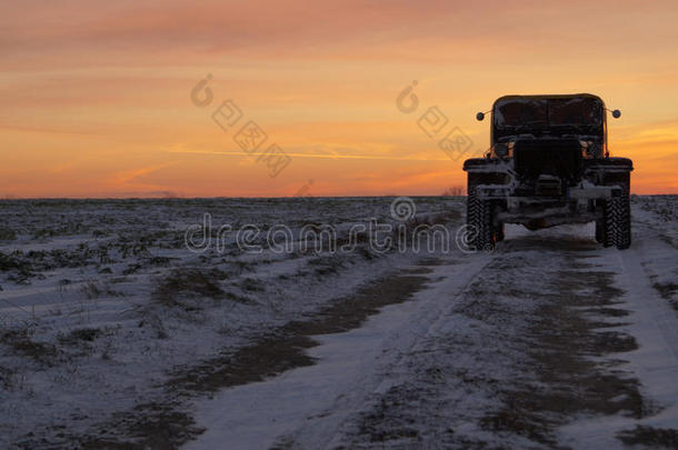 旧车轮胎4x4极限公路旅行日落