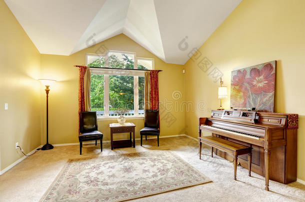 明亮的客厅，配有古董钢琴