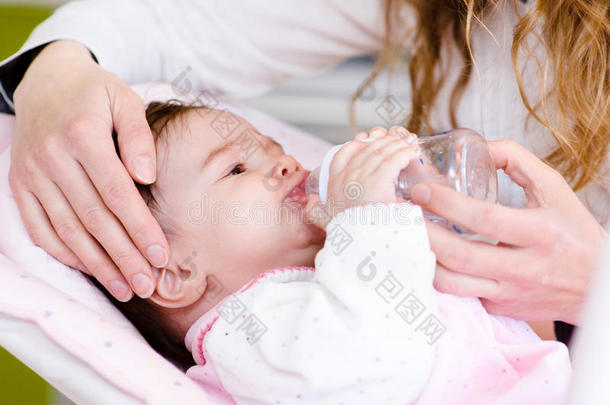 母亲用奶瓶喂养新生女儿
