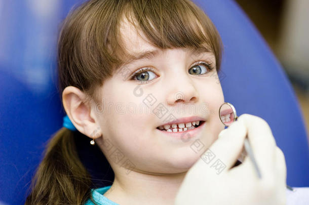 小女孩在检查时张大嘴巴的特写镜头