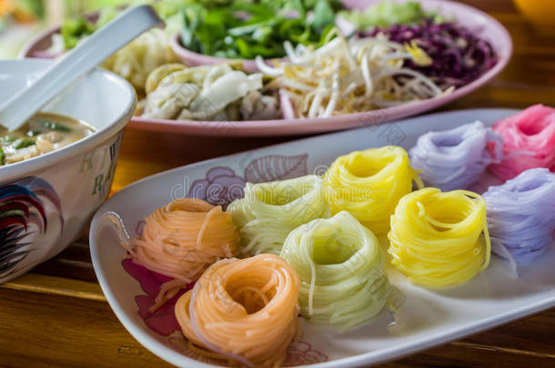 五颜六色的泰国粉丝，米粉和咖喱一起吃。