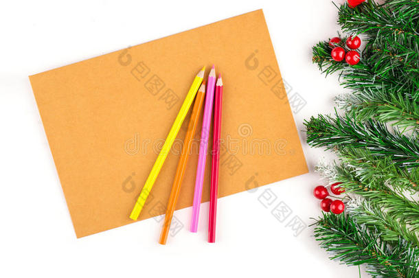 空白复古纸裱在<strong>木头</strong>上的圣诞树树枝。圣诞装饰