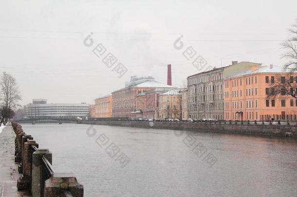 圣彼得堡是涅瓦河沿岸的一座城市
