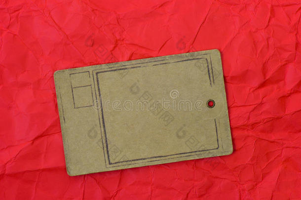红色皱折纸背景上的纸张标签