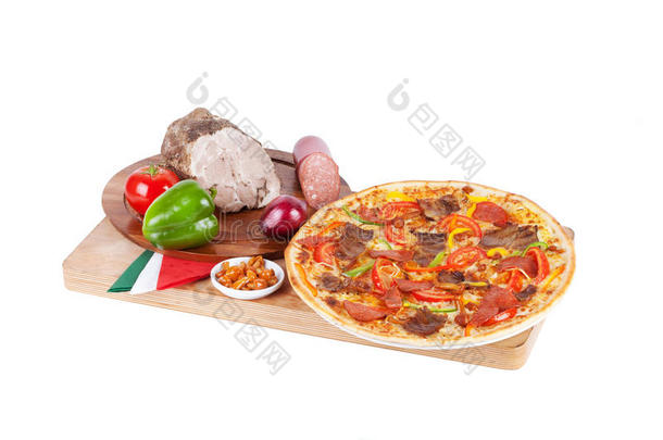 意大利披萨配火腿、甜椒、鸡肉、烤蘑菇、胡椒、甜味、橄榄，
