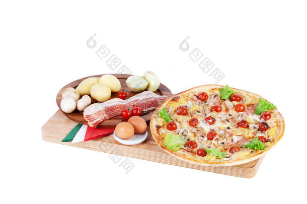 意大利<strong>披萨</strong>配火腿、甜椒、<strong>鸡肉</strong>、烤蘑菇、胡椒、甜味、橄榄，