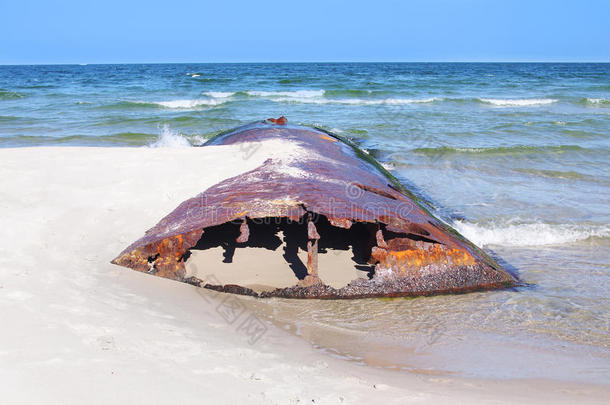 波罗的海海滩上被腐蚀的铁罐