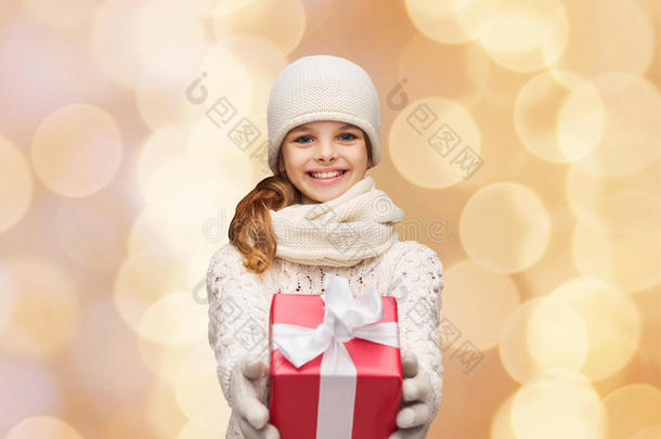 梦幻女孩穿着冬装带着礼盒