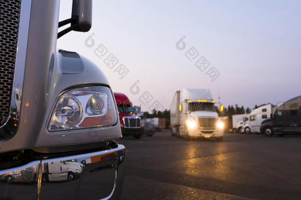 带灯的卡车停车场上的现代半卡车碎片