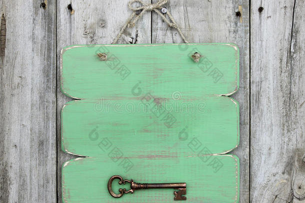 绿色空白标牌，古色古香的钥匙挂在古色古香的木门上