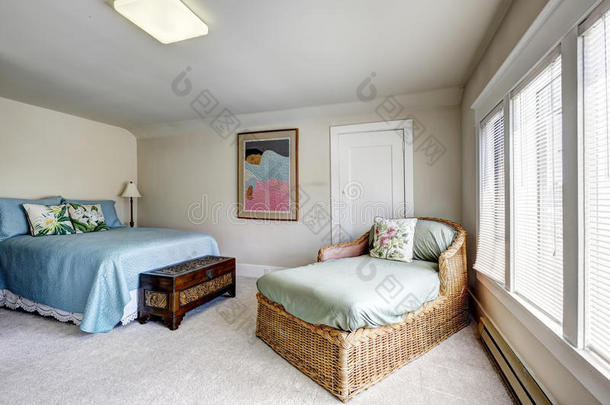 带床和柳条长椅的卧室