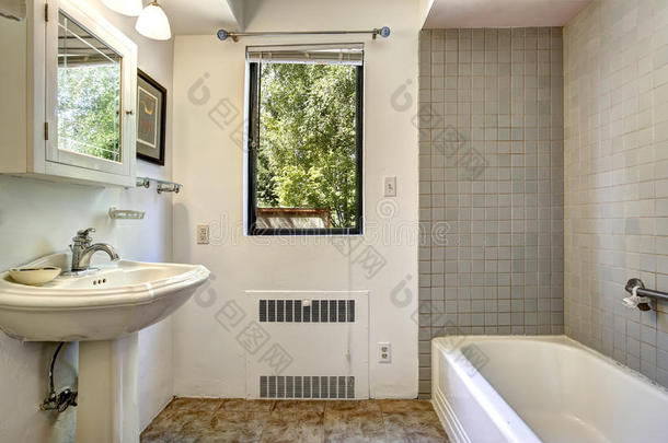 带灰色瓷砖墙面装饰的旧浴室