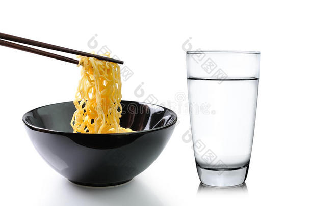 筷子夹着面条和一杯白开水