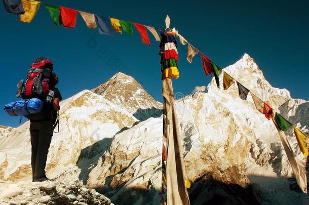 珠穆朗玛峰景观，悬挂旅游和佛教祈福旗