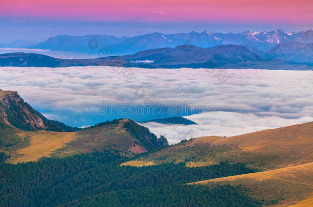 在意大利阿尔卑斯山上，有雾的夏日日出。白云石山脉，我