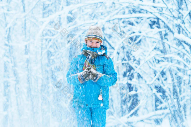 有趣的男孩<strong>遇上</strong>了暴风雪