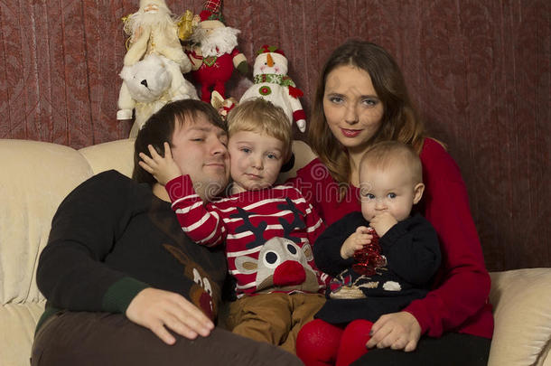 幸福的家庭和宝宝在装饰圣诞树下，礼物