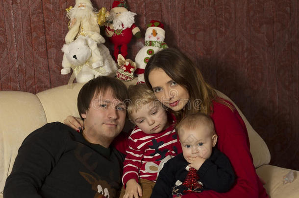 幸福的家庭和<strong>宝宝</strong>在装饰圣诞树下，<strong>礼</strong>物