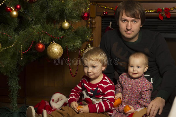 幸福的家庭和<strong>宝宝</strong>在装饰圣诞树下，<strong>礼</strong>物
