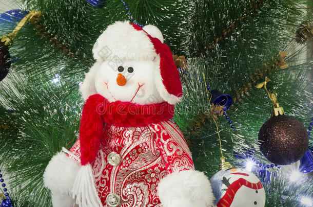 圣诞冷杉树上有趣的雪人形象。