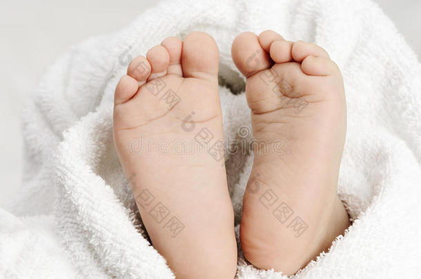 婴儿用白毛巾把脚收起来