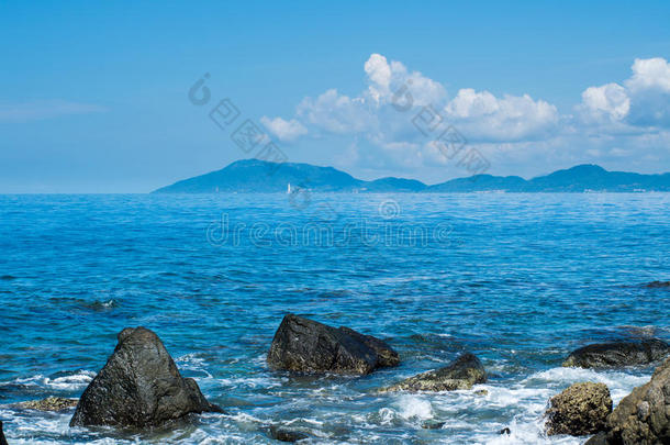 中国海南三亚美丽的海浪