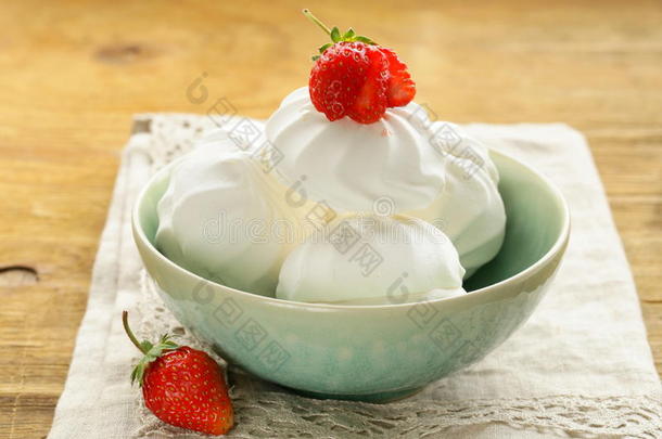 甜的白色棉花糖蛋白酥皮配草莓