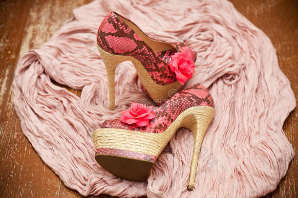 时尚的鞋子粉红色，粉红色的花和围巾