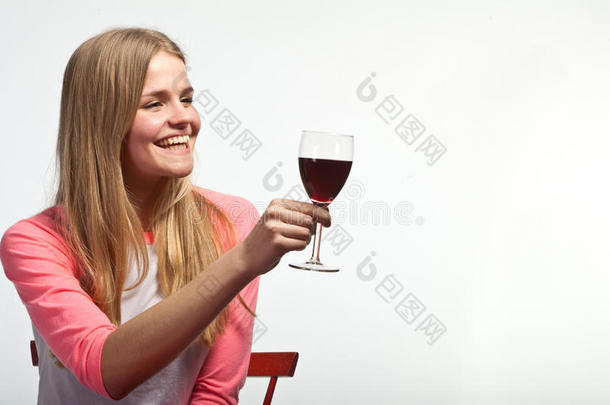 斯堪的纳维亚可爱的年轻女孩<strong>喝酒</strong>