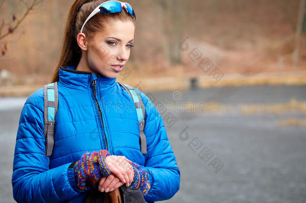 秋天北欧行走-活跃的女人