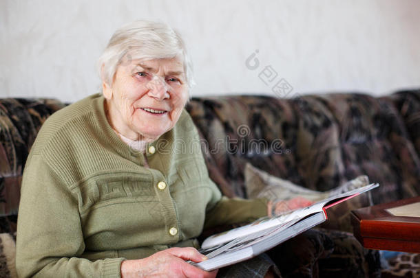 85岁的老美女<strong>在家看书</strong>