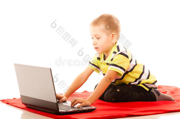 <strong>教育</strong>，<strong>科技</strong>互联网-带笔记本电脑的小男孩