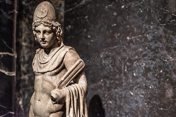 意大利的蓖麻或波卢斯大理石雕像
