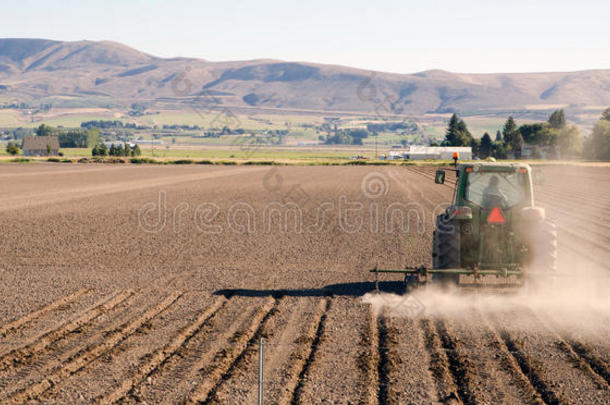农民犁地成排栽种拖拉机农具