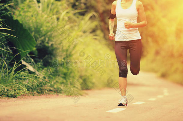 在森林小径上跑步的女跑步者