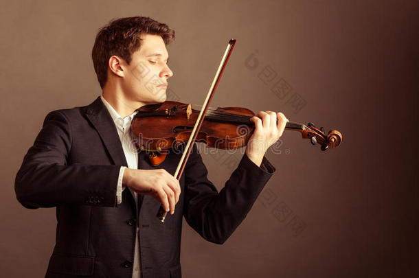 拉小提琴的男小提琴手。<strong>古典音乐</strong>艺术
