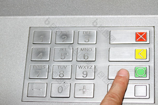 在自动取款机的键盘上手工输入密码