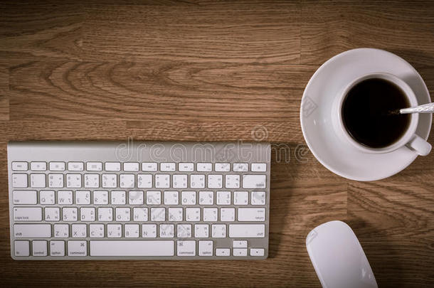 带键盘电脑、咖啡杯和电脑的办公桌