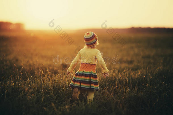 小女孩向夕阳奔跑