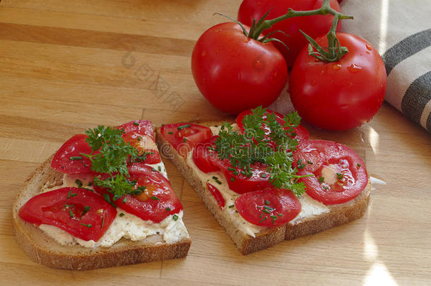 西红柿和番茄面包，天然食品，瘦身，健康生活