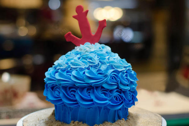 蓝色奶油蛋糕，红色锚在蛋糕店前面