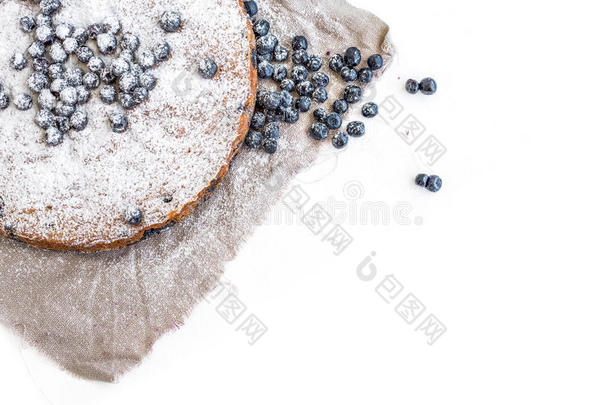 蓝莓蛋糕配新鲜蓝莓和糖粉，米色