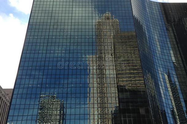 反映其他建筑物的高楼