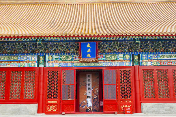 男孩跑进一栋中国建筑