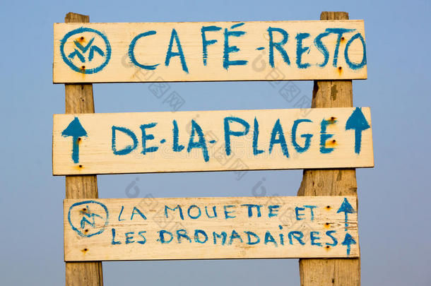 蓝天沙滩上的欢迎咖啡店招牌