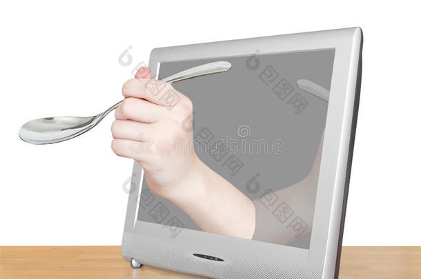 一只手拿着汤匙，斜对着电视屏幕